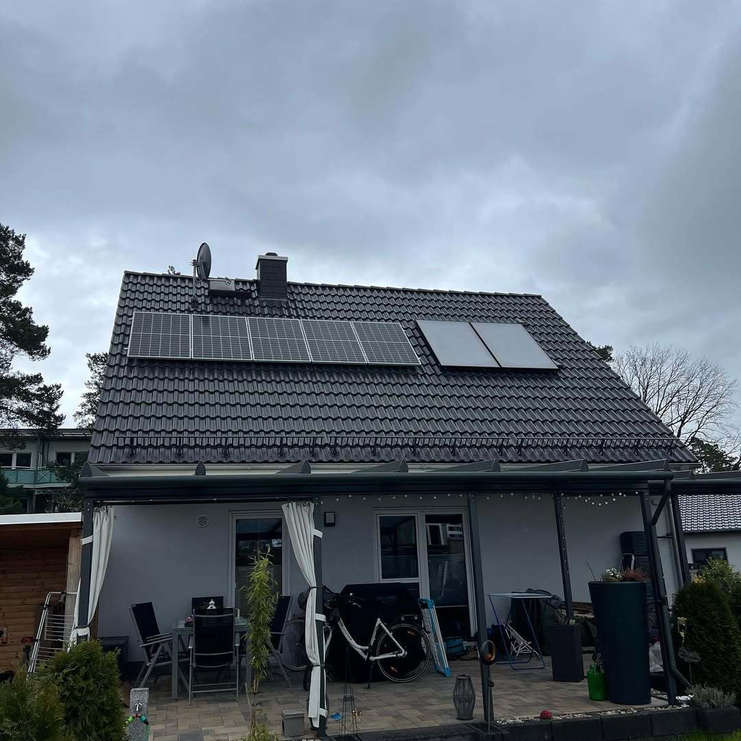 Einfamilienhaus mit anthrazitfarbenem Ziegeldach und 4,94-kWp-Photovoltaikanlage in Ost-West-Ausrichtung