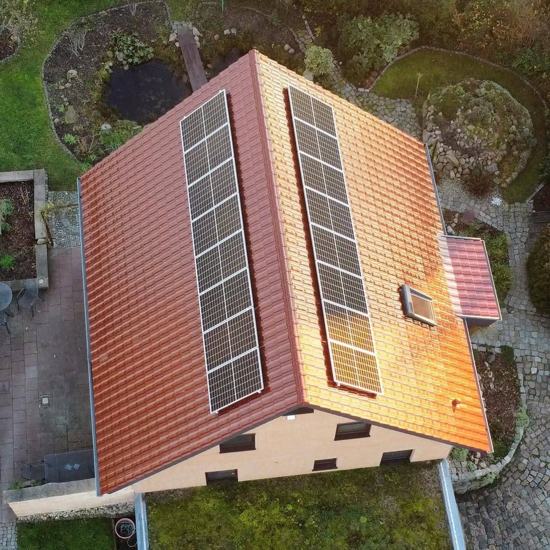 Drohnenaufnahme eines Ziegeldachs mit 6,08-kWp-Photovoltaikanlage in Ost-West-Ausrichtung